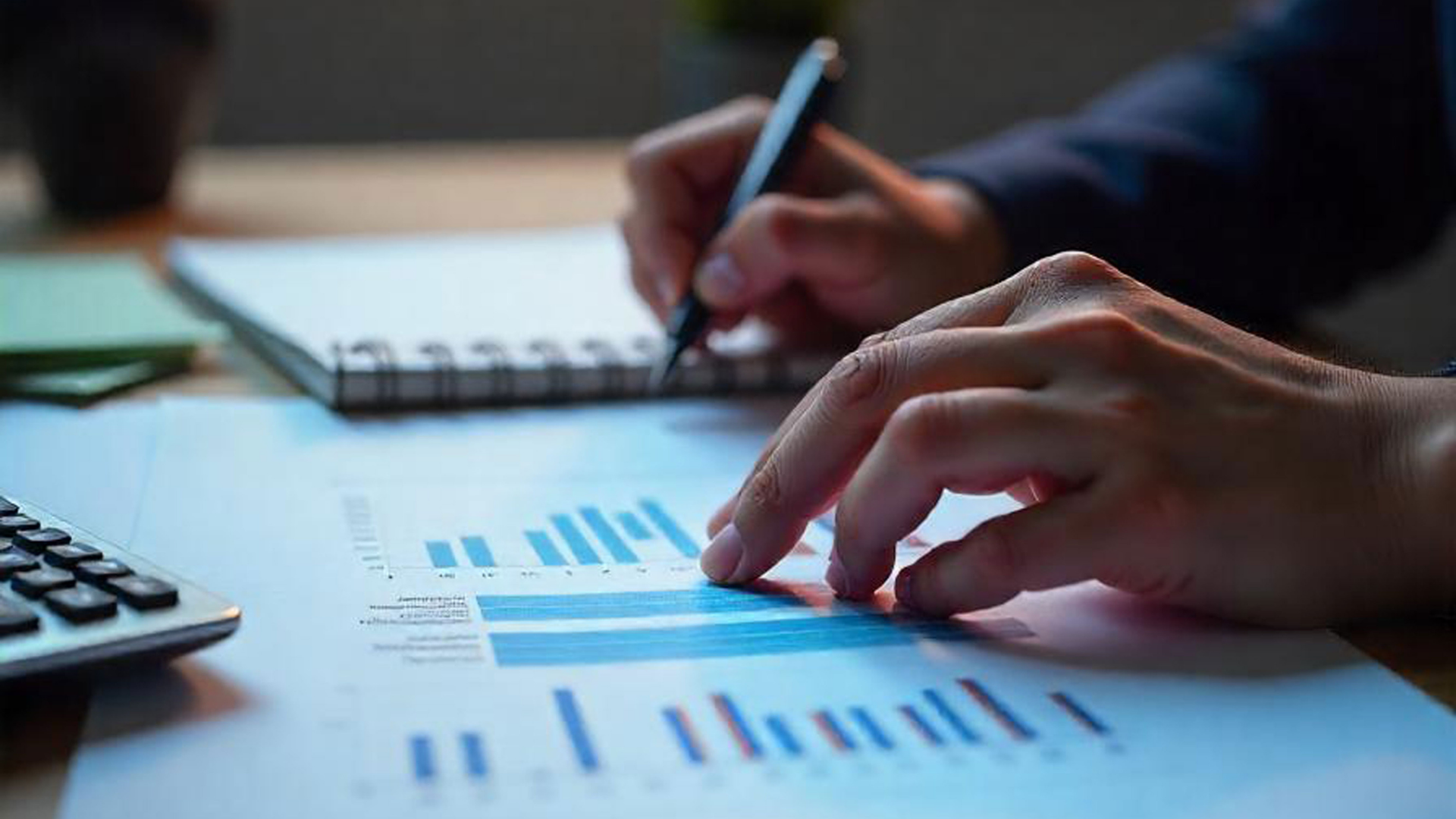 empresário analisando dados financeiros no agronegócio